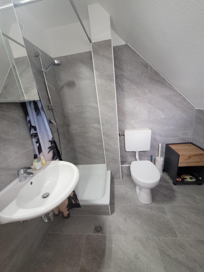 Appartement Messezimmer Am Thewissenweg *